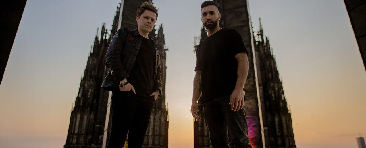 Sänger Michael Patrick Kelly und Rapper MoTrip auf dem Vierungsturm des Kölner Doms (v.l.) (Foto: Hohe Domkirche Köln, Dombauhütte; Foto: Stefanie Ganschow)