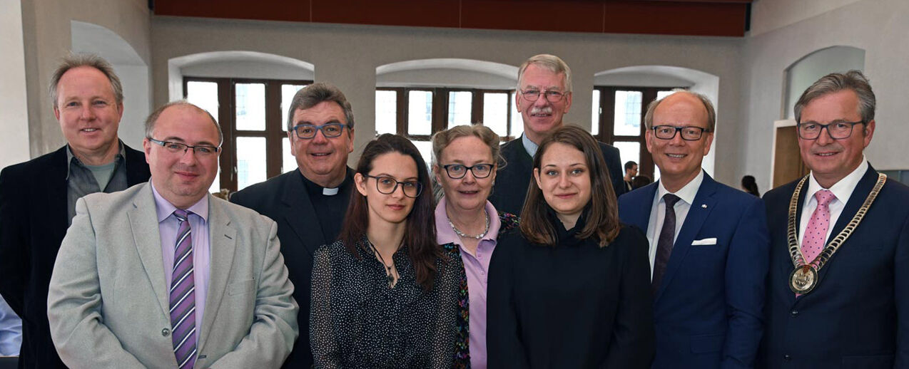 Eröffnung der Europawoche im Paderborner Rathaus. Von links: Dr. Andreas Schulze (Konrad-Adenauer-Stiftung), Sven Spiong (LWL-Archäologie für Westfalen), Monsignore Georg Austen (Generalsekretär Bonifatiuswerk), Anzhela Al Fahad (Schülerin aus Plovdiv in Bulgarien), Dr. Ulrike Kurth (Westfälisches Forum für Kultur und Bildung), Burkhard Haneke (Geschäftsführer Renovabis), Nadeshda Chervenova (Schülerin aus Plovdiv in Bulgarien), André Kuper (Landtagspräsident Nordrhein-Westfalen) und Michael Dreier (Bürgermeister Stadt Paderborn). (Foto: Patrick Kleibold)