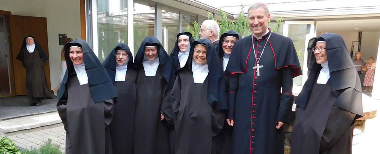 Karmelitinnen in Ikskile mit Erzbischof Stankevics. (Foto: Thomas Rünker, Bistum Essen)