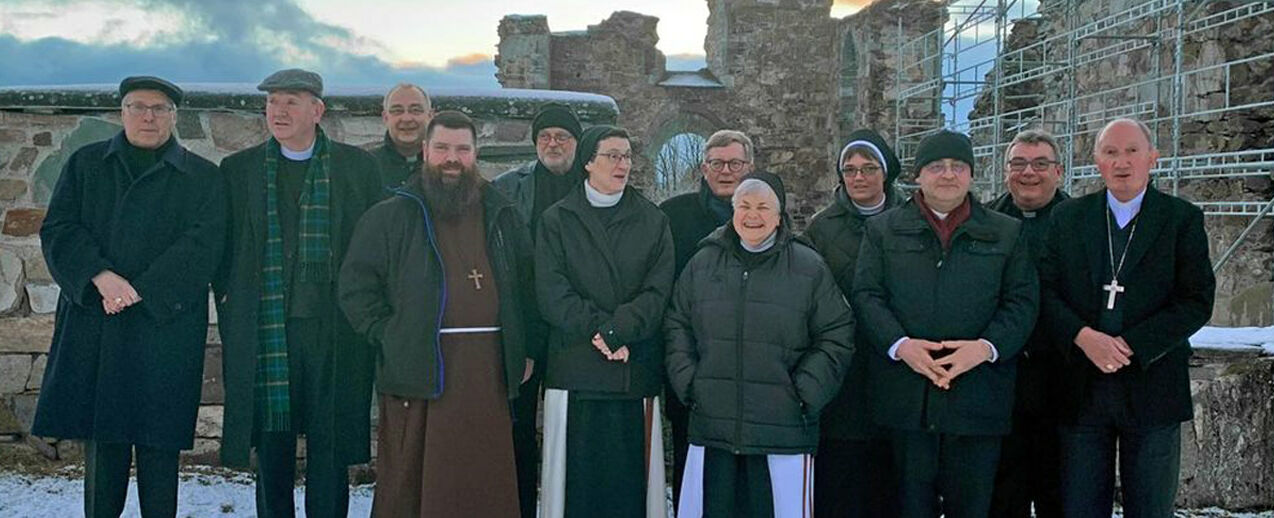 Die Vertreter der Nordischen Bischofskonferenz zu Besuch bei den Schwestern des Marienklosters auf der norwegischen Halbinsel Tautra. Von Links: Bischof Czeslaw Kozon (Bistum Kopenhagen), Bischof Bernt Eidsvig (Bistum Oslo), Weihbischof Dominicus Meier (Erzbistum Paderborn), Bischof David Tencer (Bistum Reykjavík), Kardinal Anders Arborelius (Bistum Stockholm), Schwester Birgitte Pinot (Marienkloster Tautra), Pfarrer Egil Mogstad (St. Olav Gemeinde Trondheim), Schwester Gilchrist Lavigne (Marienkloster Tautra), Schwester Anna Mirjiam Kaschner (Generalsekretärin NBK), Bischof Berislav Grgic (Prälatur Tromsø), Monsignore Georg Austen (Generalsekretär des Bonifatiuswerkes) und Bischof Peter Bürcher. (Foto: Nordische Bischofskonferenz)