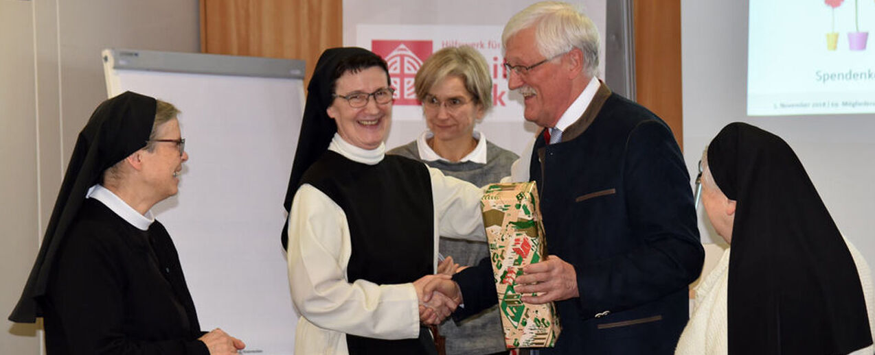 Präsident Heinz Paus überreicht den Schwestern aus Tautra ein Gastgeschenk. Sr. Hanne-Maria (v. l.), Sr. Brigitte, Susanne Mathei, Heinz Paus, Sr. Gilchrist. Foto: Sr. Theresita M. Müller