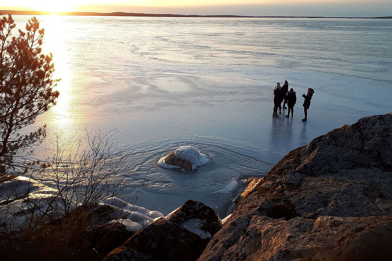 Freiwillige genießen den zugefrorenen Mälarsee in Marieudd. (Foto: Hanne Reimann)