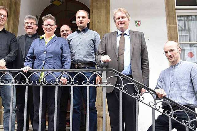 Tauschten sich mit Msgr. Austen (2. v. l.) und Matthias Micheel (4. v. l.) in Paderborn aus: die neuen Personalstelleninhaber Stefan Sandmann, Verena Krinke, Rene Schubert, Dr. Thomas Würtz und Dr. Burkhard Conrad (von links). Foto: Glenz