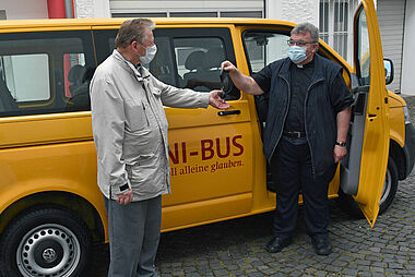 Monsignore Georg Austen übergibt Pfarrer Antons Anglonietis die Schlüssel des BONI-Busses. (Foto: Sr. Theresita M. Müller)