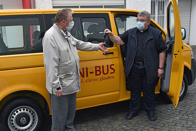 Monsignore Georg Austen übergibt Pfarrer Antons Anglonietis die Schlüssel des BONI-Busses. (Foto: Sr. Theresita M. Müller)