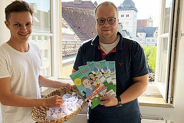 Chefredakteur Julian Heese und Bundesfreiwilligendienstler David Gorny losen die Gewinner aus. Foto: Sebastian Schwertfeger 