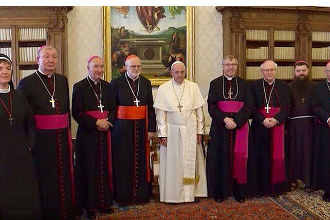 Sr. Anna Mirijam Kaschner (v. l.), Bischof Bernt Eidsvig, Bischof Peter Bürcher, Anderes Kardinal Arborelius, Papst Franziskus, Bischof Czeslaw Kozon, Bischof Teemu Sippo, Bischof David Tencer, Bischof Berislav Grgjc 
