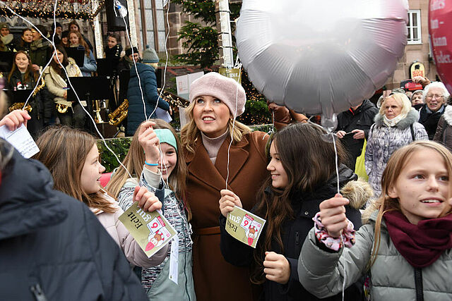 Maite Kelly lässt mit Schülerinnen der fünften Klasse der Maria-Ward-Schule Nürnberg Luftballons mit hoffnungsvollen Botschaften in den Himmel steigen. (Foto: Theresa Meier)