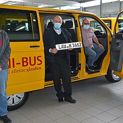 Klaus Hoffmann (v. l.), P. Jan Nikel CR, Andreas Brandl, Msgr. Georg Austen und der neue BONI-Bus von Hartenstein. (Foto: Sr. Theresita M. Müller)