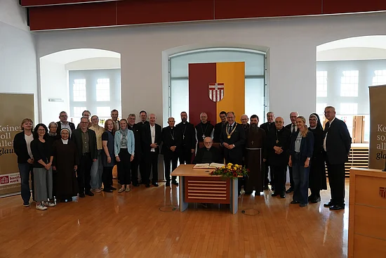 Mit den Bischöfen der Nordischen Bischofskonferenz, die sich in das Goldene Buch der Stadt Paderborn eingetragen haben, waren die Mentor/-innen des "Praktikums im Norden" mit im Paderborner Rathaus. Foto: Marcus Thielking