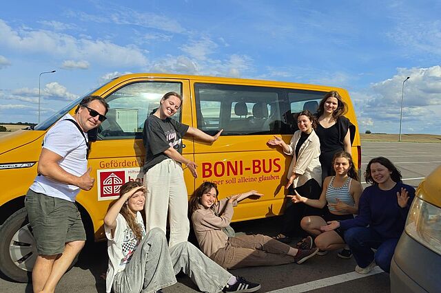Mit mehreren BONI-Bussen machten sich die Jugendlichen auf die lange Reise. Foto: Chemin Neuf Lettland