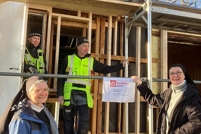 Sr. Christina und Sr. Hanne-Maria schauen täglich auf der Baustelle vorbei. (Foto: (Foto: Sr. Christina Maria van Opzeeland OCSO) 