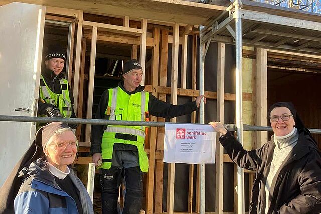 Sr. Christina und Sr. Hanne-Maria schauen täglich auf der Baustelle vorbei. (Foto: (Foto: Sr. Christina Maria van Opzeeland OCSO) 