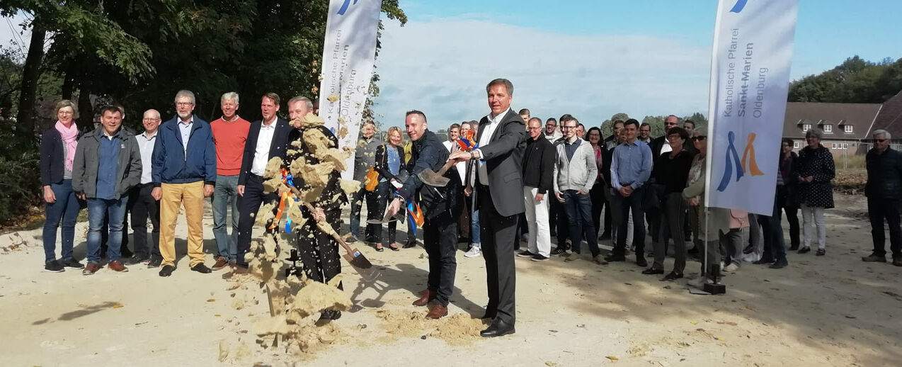 Erster Spatenstich mit Weihbischof Wilfried Theising, Pfarrer Jan Kröger und Oberbürgermeister Jürgen Krogmann. Foto: (Nadine Theilen)