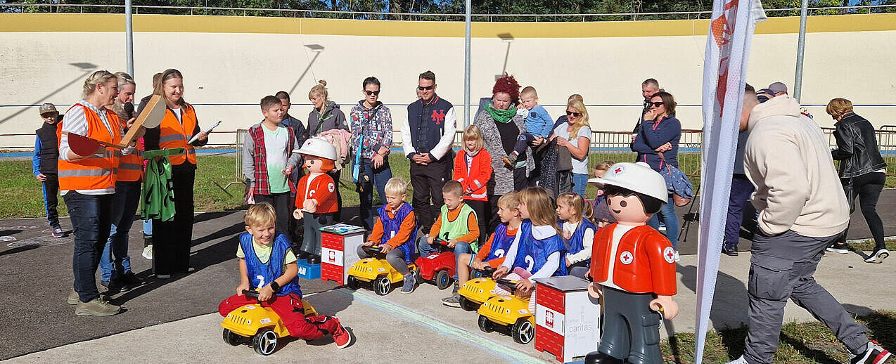 Die Kinder des Caritas-Kinderhauses Arche in Forst (Lausitz) stehen in den Startlöchern für das BONI-Bobby-Car-Rennen. (Foto: Caritas-Kinderhaus Arche) 