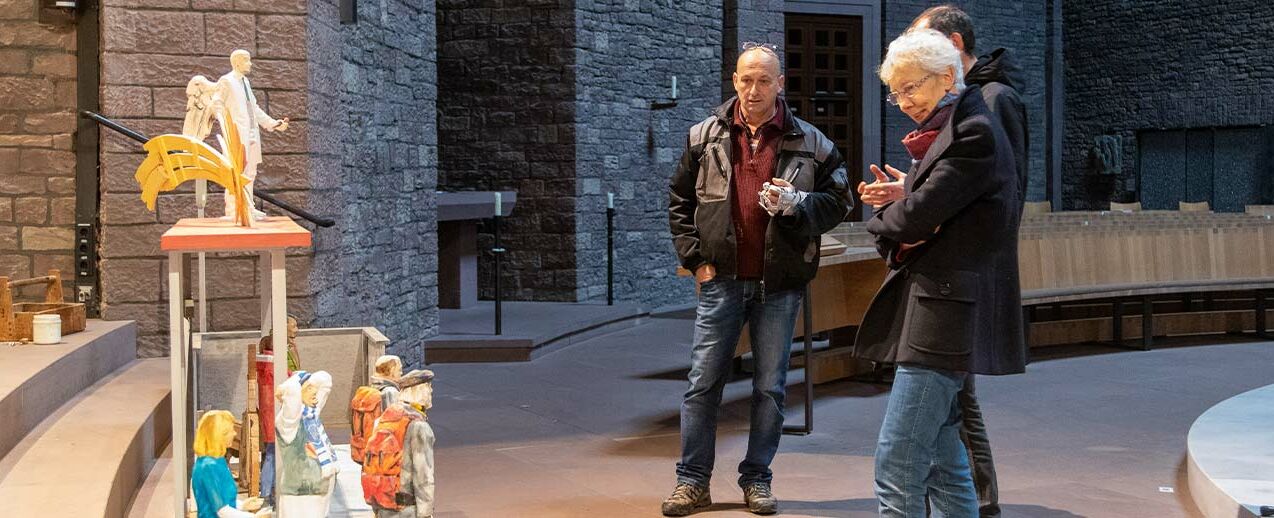 Gemeinsam mit dem Künstler Rudi Bannwarth (links) hat die Citykirchenarbeit die Krippenszene in die heutige Zeit umsetzen lassen. Die moderne Citykrippe ist ab 8. Dezember in St. Stephan zu sehen. (Foto: Tobias Tiltscher)