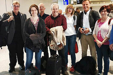 Der erste Teil der Journalisten ist startklar zum Boarding. Foto: Theresa Meier