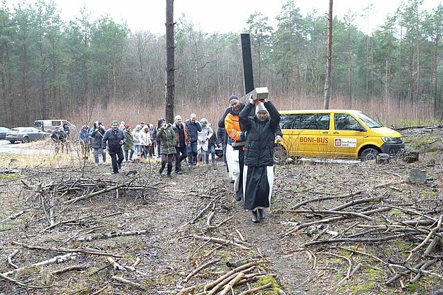 Auf dem Baugrundstück wurde ein Gründungskreuz aufgestellt. Für den Transport kam ein BoniBus des Bonifatiuswerkes zum Einsatz. (Foto: Stift Heiligenkreuz) 