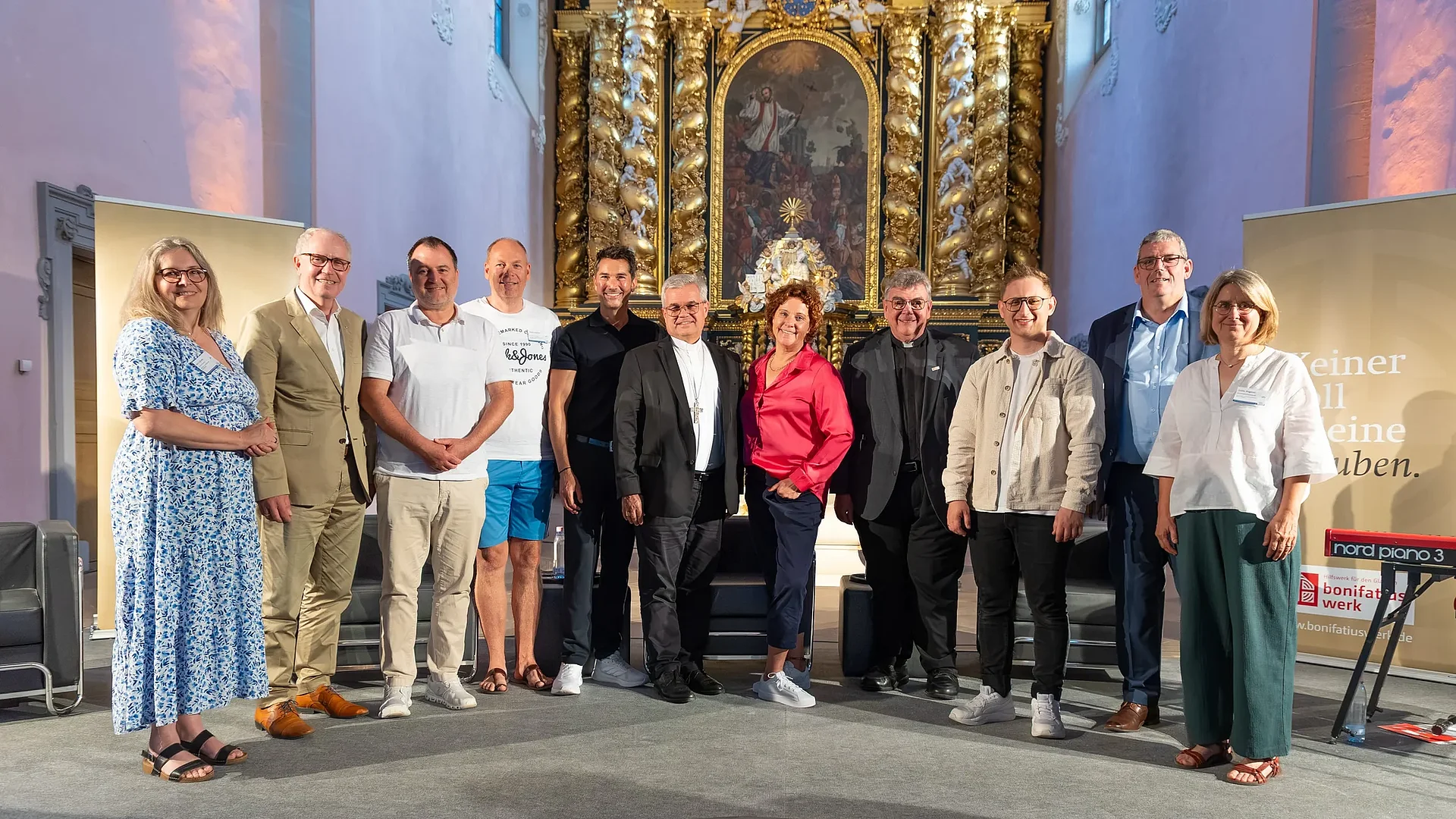 "Mut zur Hoffnung" - die Bonifatiuswerk-Veranstaltung zu Libori (von links): Uschi Kolboske (Ambulanter Hospizdienst Paderborn/Höxter), Bonifatiuswerk-Präsident Manfred Müller, Michael Herberger, Stefan Rotthoff (Ambulanter Hospizdienst Paderborn/Höxter), Stefan Gödde, Erzbischof Dr. Udo Markus Bentz, Steffi Neu, Monsignore Georg Austen, Samuel Rösch, Ingo Imenkämper und Odilia Wagener (Ambulanter Hospizdienst Paderborn/Höxter). Foto: Hartmut Salzmann