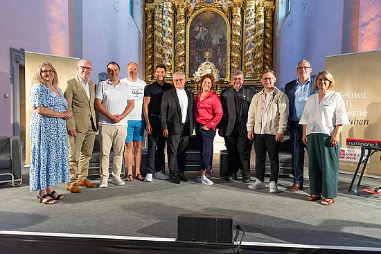 "Mut zur Hoffnung" - die Bonifatiuswerk-Veranstaltung zu Libori (von links): Uschi Kolboske (Ambulanter Hospizdienst Paderborn/Höxter), Bonifatiuswerk-Präsident Manfred Müller, Michael Herberger, Stefan Rotthoff (Ambulanter Hospizdienst Paderborn/Höxter), Stefan Gödde, Erzbischof Dr. Udo Markus Bentz, Steffi Neu, Monsignore Georg Austen, Samuel Rösch, Ingo Imenkämper und Odilia Wagener (Ambulanter Hospizdienst Paderborn/Höxter). Foto: Hartmut Salzmann