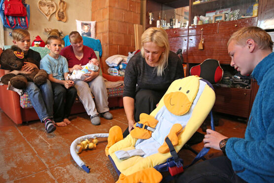 Iveta Jansone (Mitte) besucht Liene und ihre Kinder zu Hause. Sie gibt praktische Tipps für den Alltag und steht für Gespräche bereit. (Foto. M: Nowak)