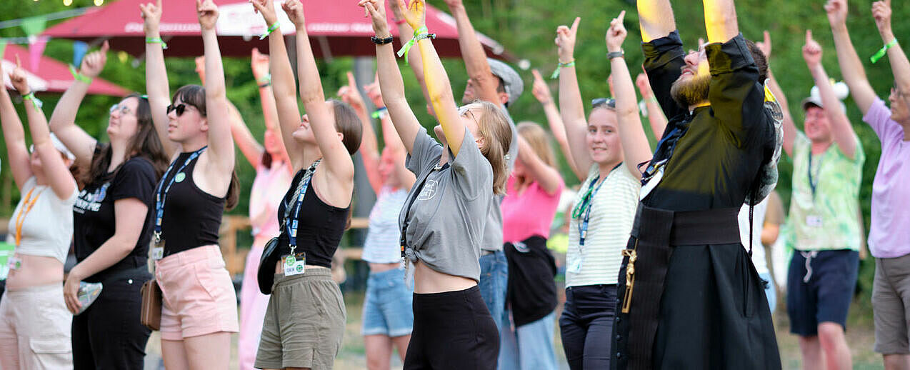 400 junge Christinnen und Christen nahmen im Juli 2023 im Klosterpark Hünfeld am Festival "Praise im Park" teil. (Foto: D. Jonas)