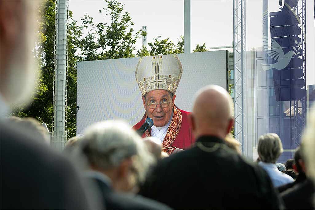 Kardinal Christoph Schönborn (li.) leitete die Zeremonie. Foto: Elena Kovpak-Olev Mihkelma