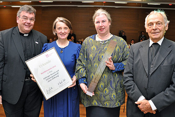 Während der Vergabe des Bonifatiuspreises in Stuttgart. Von links: Msgr. Georg Austen, Barbara Mallek, Dr. Corinna Morys-Wortmann und Prälat Erich Läufer. Foto: Kleibold 