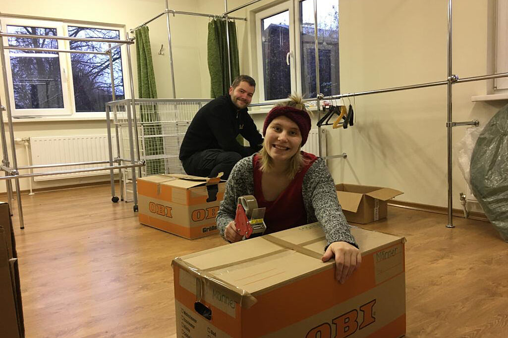 Leonard Stiegemann arbeitet mit Emelie , ebenfalls Bonifatius-Praktikantin, in der Kleiderkammer der Dominikanerinnen in Riga (Foto: Sr. Hannah)