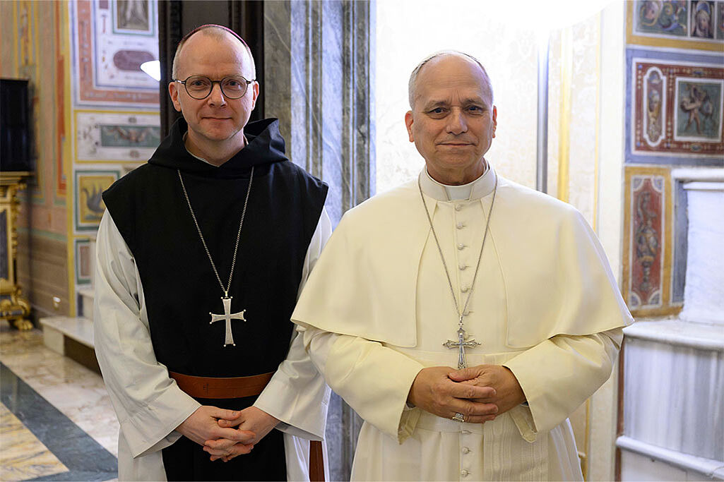 Papst Leo XIV. mit Bischof Erik Varden, Angehöriger des strengen Trappistenordens und der erste Norweger und erste ehemalige Lutheraner, der die Einkehrtage im Vatikan leitet. (Foto: Vatican Media)