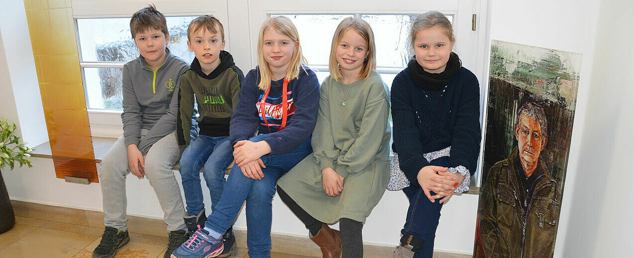 Fünf Kommunionkinder aus Altenbeken-Schwaney haben in dieser Woche das Bonifatiuswerk besucht. (Foto: Marius Thöne)