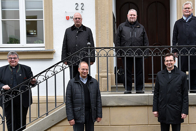 Der Vergabeausschuss: Msgr. Georg Austen (v. l.), Generalvikar Alfons Hardt, Dr. Christian Hartl, Dechant Carsten Menges, Pfarrer Thomas Renze, Pfarrer Alfred Manthey und der scheidende ehemalige Generalvikar Theo Paul. (Foto: Sr. Theresita M. Müller)   