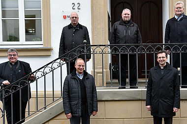 Der Vergabeausschuss: Msgr. Georg Austen (v. l.), Generalvikar Alfons Hardt, Dr. Christian Hartl, Dechant Carsten Menges, Pfarrer Thomas Renze, Pfarrer Alfred Manthey und der scheidende ehemalige Generalvikar Theo Paul. (Foto: Sr. Theresita M. Müller)   
