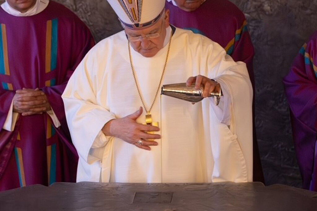 Bischof Heinrich Timmerevers bei der Weihe des Altars. (Foto: M. Löwe)