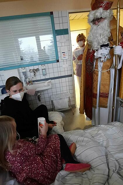 Paula und ihre Mutter Janina Finke hatten schon auf den Nikolaus gewartet. (Foto: Lena Schmidt, St. Vincenz-Kliniken Salzkotten + Paderborn)