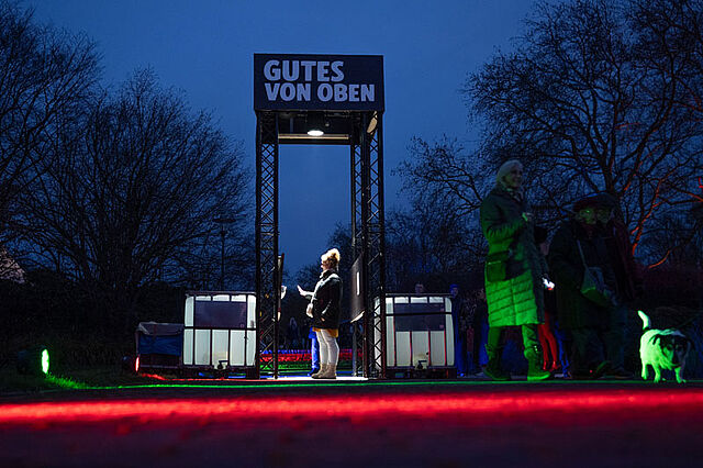 Auf Knopfdruck wird es in der Installation "Gutes von oben" hell. Foto: Nicole Cronauge | Bistum Essen