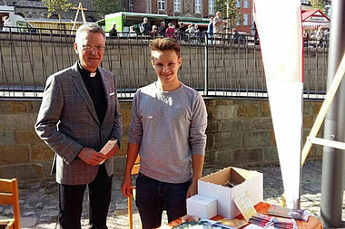 Monsignore Joachim Göbel, Leiter der Hauptabteilung Schule und Erziehung und David Gorny, Bundesfreiwilliger des Bonifatiuswerkes. Foto: Matthias Micheel