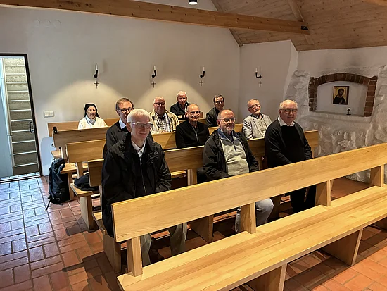 Die Priesterreise-Gruppe zu Besuch bei den Dominikanerinnen in Rögle. Foto: Ulrich Franke Die Priesterreise-Gruppe zu Besuch bei den Dominikanerinnen in Rögle. Foto: Ulrich Franke