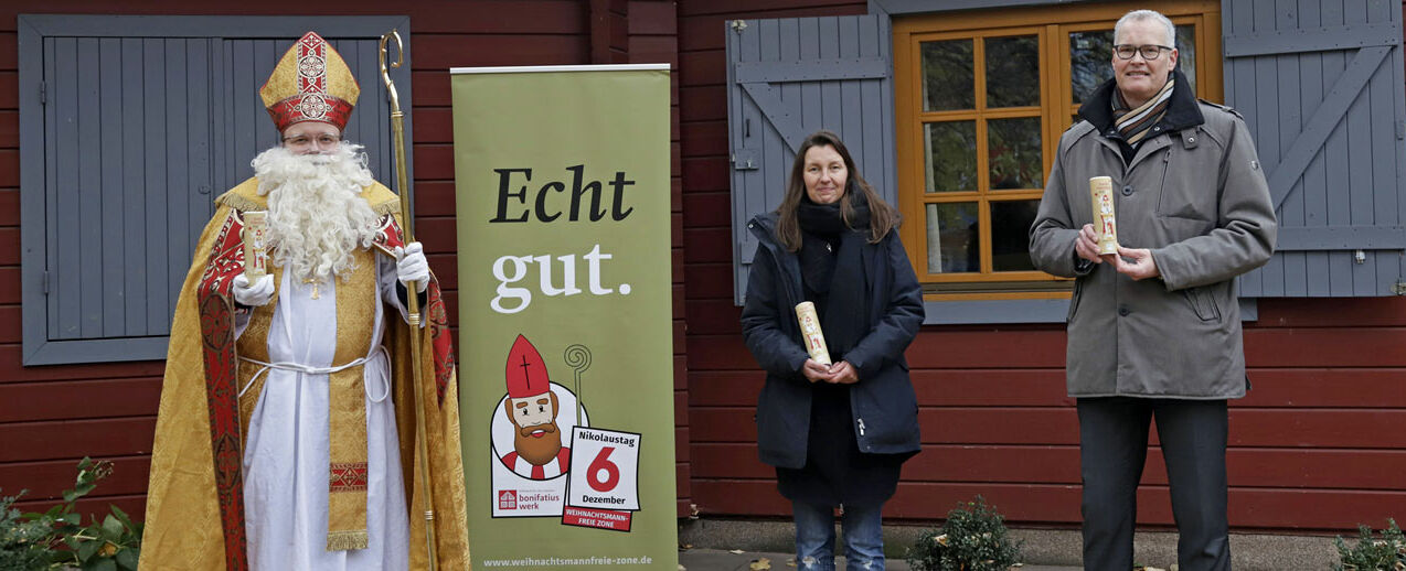 Bischof Nikolaus und der Vorsitzende des Diözesan-Bonifatiuswerkes in Hamburg, Michael Focke, überreichten die Schoko-Nikoläuse an Christiane Hartkopf von der Alimaus. (Foto: Valerie Wagner)