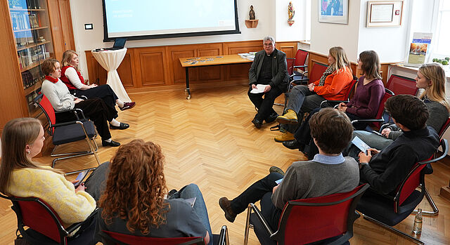 Bonifatiuswerk-Generalsekretär Monsignore Georg Austen erklärt den Bewerberinnen und Bewerbern einige Inhalte des Programms. (Foto: Theresa Meier)