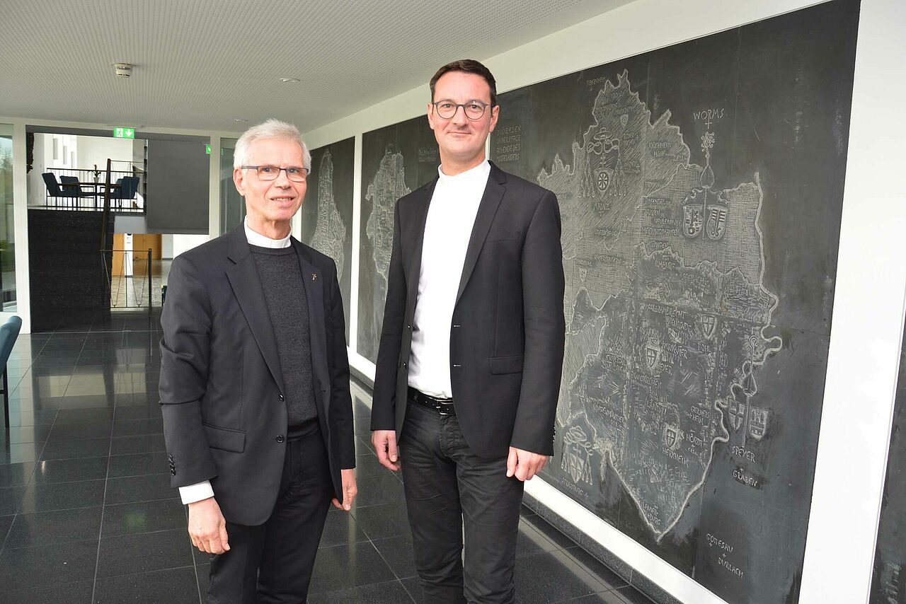 Wechsel im Bonifatiusrat: Dompropst Alfred Hoffman (links) übergibt sein Amt an Generalvikar Markus Kurzweil. (Foto: Marius Thöne)