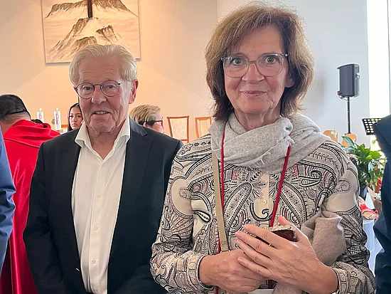 Die Paderbornerin Barbara Tigges-Mettenmeier nahm mit ihrem Partner Bernd Schepers an der Kirchweihe teil. Foto: Yvonne Willicks