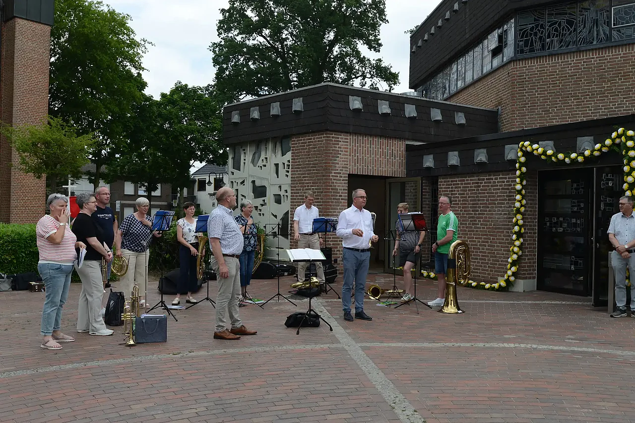 Im Anschluss kam die Gemeinde bei einem Fest zusammen. (Foto: Marion Bleumer)