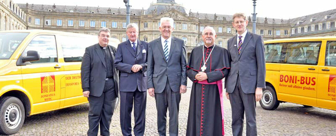 Die bundesweite Eröffnung der Diaspora-Aktion des Bonifatiuswerkes im Hohen Dom zu Stuttgart nahmen u.a. teil. Von Links: Der Generalsekretär des Bonifatiuswerkes Monsignore Georg Austen, der bisherige Präsident des Bonifatiuswerkes, Georg Freiherr von und zu Brenken, der baden-württembergische Ministerpräsident Winfried Kretschmann, Bischof Dr. Gebhard Fürst und der Vizepräsident des Bonifatiuswerkes Hermann Fränkert-Fechter. Foto: Kleibold