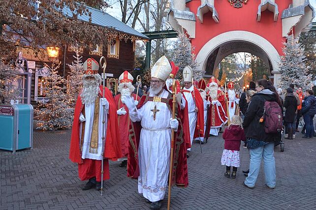 Nikoläuse im Europa-Park Foto: Carolin Scheidel / Erzbistum Freiburg