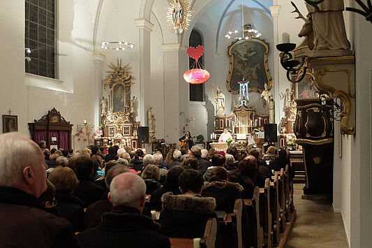 Der Gottesdienst in der Osternacht war bis zum Rand gefüllt.