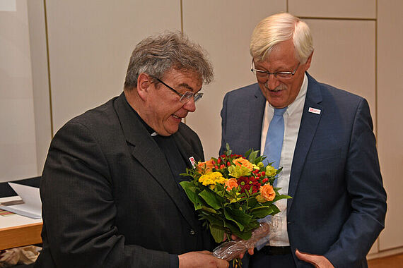 Monsignore Georg Austen gratuliert Heinz Paus zur Wiederwahl. Foto: Patrick Kleibold