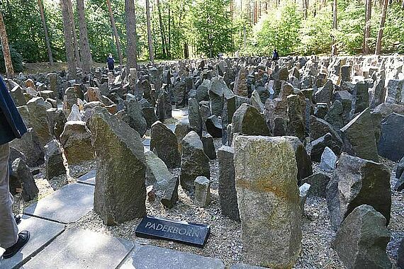 Steine für die ermordeten Juden aus Paderborn. Foto: Sr. Theresita Müller