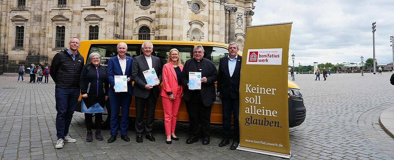 Haben Projekte und den Finanzbericht 2023 in Dresden vorgestellt (von links): Stephan Schubert, Leiter der Abteilung Kinder-Familie-Jugend im Bistum Dresden-Meißen, Dana Hubert, Ressortleitung Kinder, Jugend und Familie Don Bosco Sachsen, Bonifatiuswerk-Präsident Manfred Müller, Bischof Heinrich Timmerevers, Ordinariatsrätin Dr. Daniela Pscheider-Überreiter, Leiterin des Katholischen Büros Sachsen, sowie Bonifatiuswerk-Generalsekretär Msgr. Georg Austen und Bonifatiuswerk-Geschäftsführer Ingo Imenkämper. Foto: Matthias Band