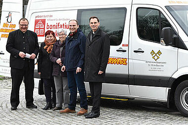 Dompfarrer Veit Scapan aus Bautzen (links) und Diözesanadministrator Andreas Kutsche (rechts) mit dem Team des Pastoralbusses auf dem Hof des Bischof‐Benno‐Hauses in Schmochtitz bei Bautzen. 